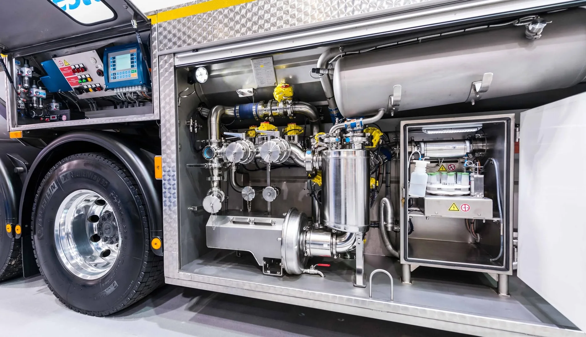 Tankfahrzeug mit geöffnetem Technikraum