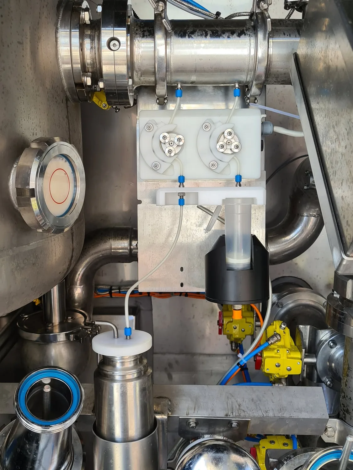 Detailaufnahme Edelstahl-Messmodul mit Probenahmetechnik